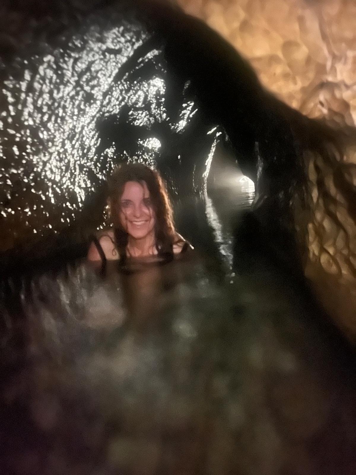 בתמונה אני יושבת בתוך המים הקרים, בדרך החוצה מהנקבה, אחרי מדיטציה מושלמת